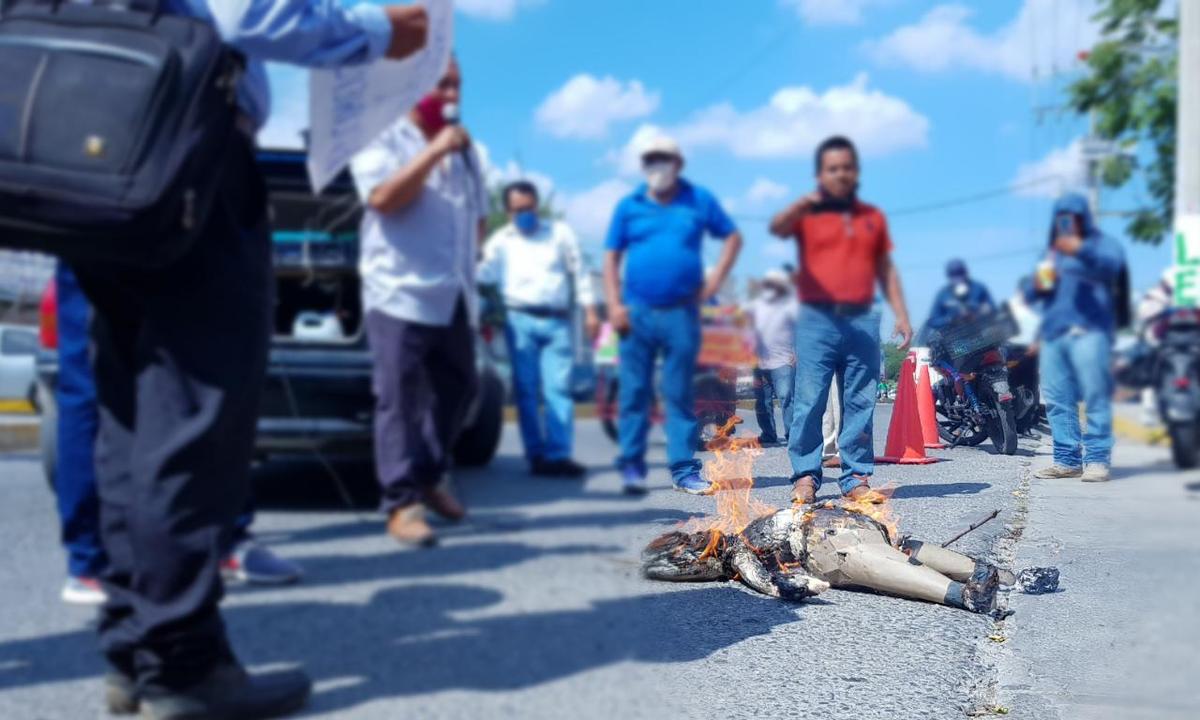 Los inconformes llegaron al Congreso local, en cuyo acceso principal colocaron pancartas con expresiones de rechazo. (Rogelio Agustín)