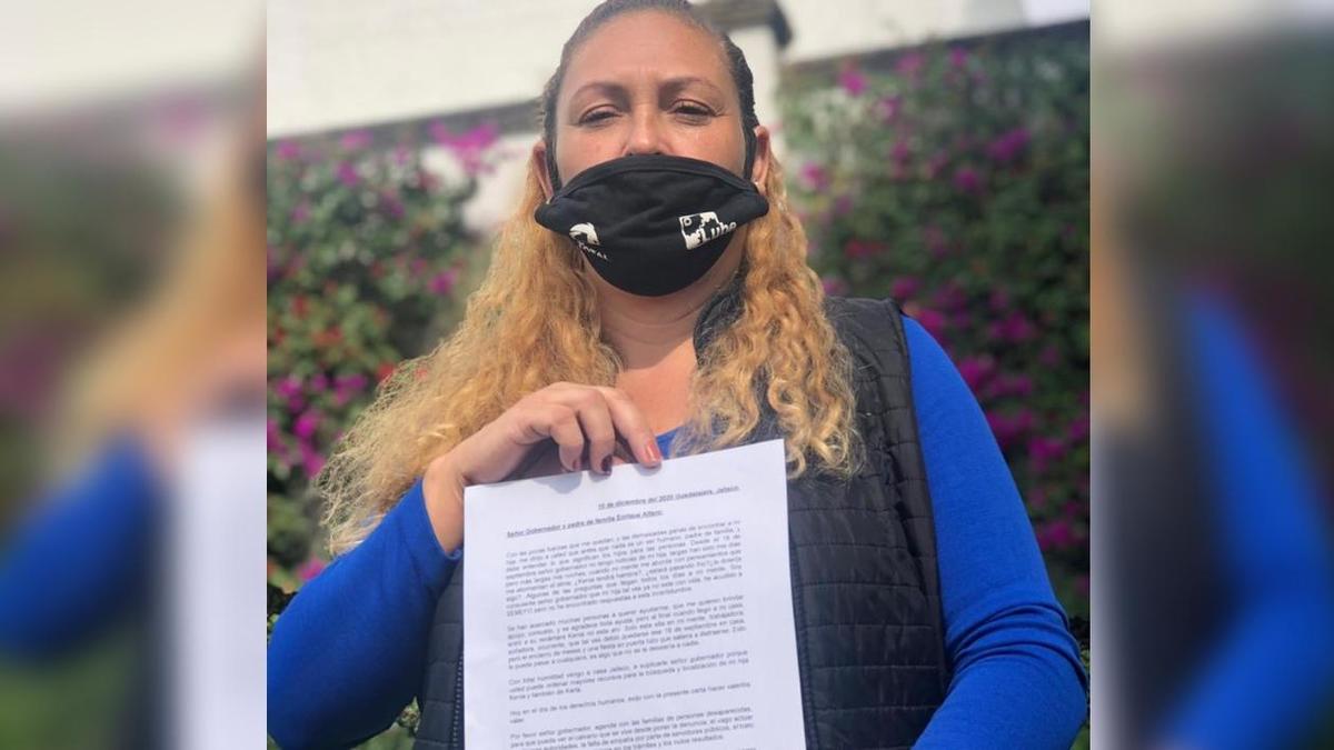 La mamá de Kenia entregó una carta a Enrique Alfaro. (Rosario Álvarez)