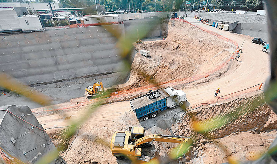 Maquinaria pesada en la zona donde se desarrollaba el complejo inmobiliario. (Jesús Quintanar)