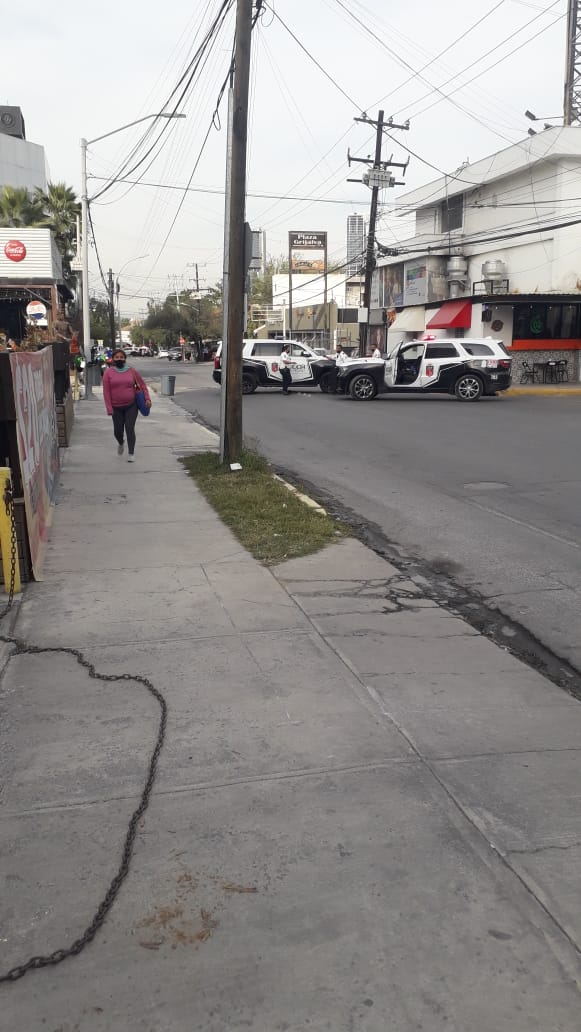 Marcial Herrera, ex secretario de Seguridad Pública sampetrino, publicó una fotografía de patrullas del municipio cerrando la vialidad. Foto: Especial