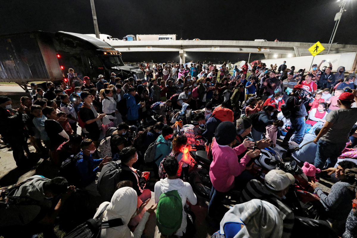 Los migrantes, en su mayoría jóvenes con mochilas y algunas mujeres cargando niños, partieron de la llamada Gran Terminal de autobuses. (Reuters)