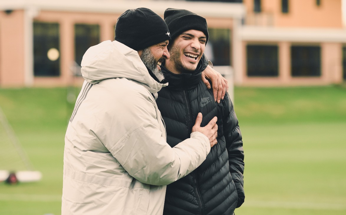 Raúl Jiménez visita práctica de Wolves (Twitter @Wolves)