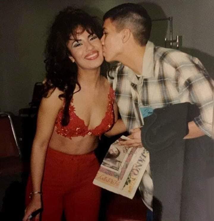 Selena con un fanático en Ciudad Madero (Foto: Facebook)