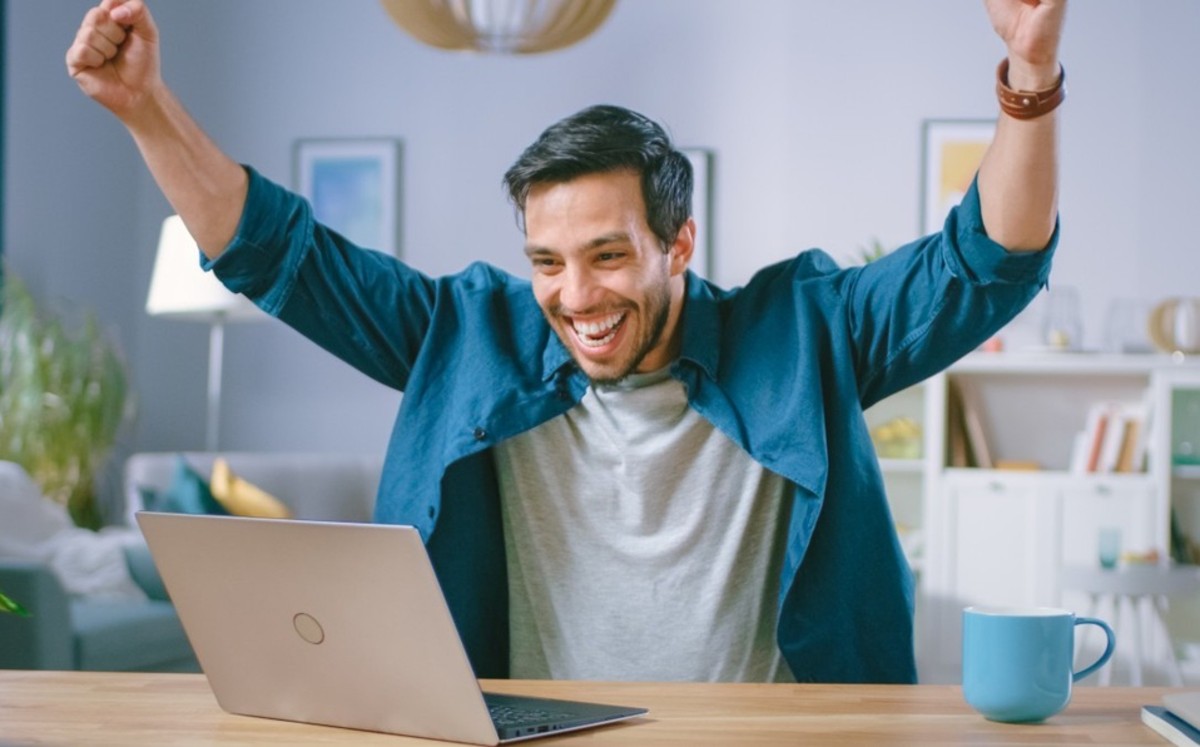 Senado aprueba reforma que regula home office; empresa deberá pagar PC, internet y luz