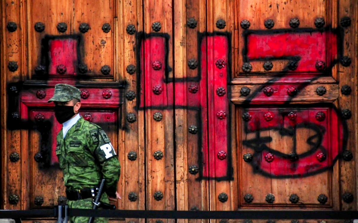 En septiembre, manifestantes pintaron la Puerta Mariana de Palacio Nacional. (Cartoscuro)