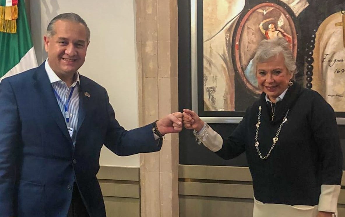 Adrián Oseguera con Olga Sánchez Cordero. (Cortesía)