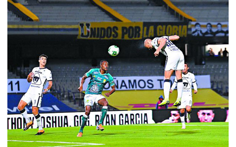 Con este cabezazo, Carlos González adelantó a Pumas. (Imago7)