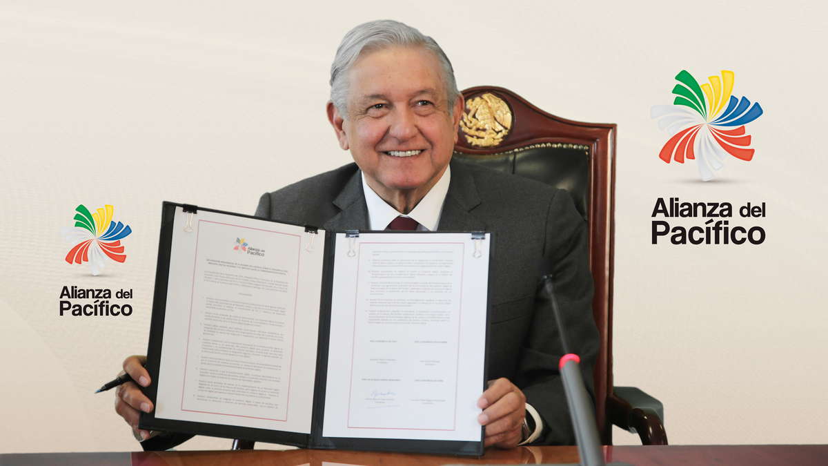 El presidente con el acuerdo firmado. (Especial)