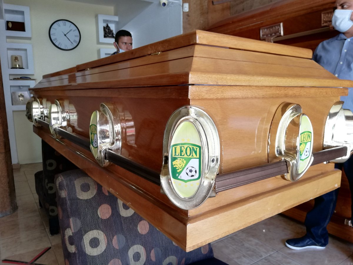 Fiera hasta la muerte, ofrecen ataúd con logo del León para aficionados