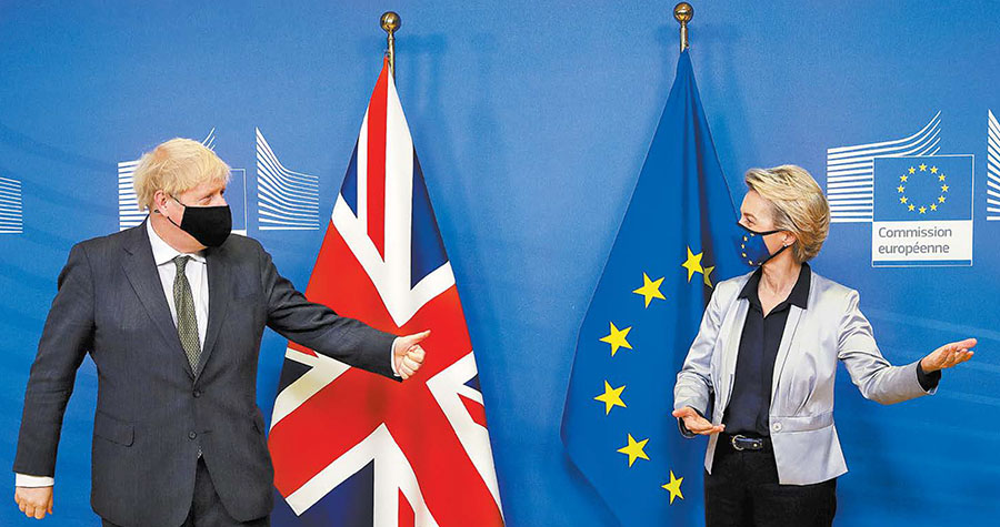 El primer ministro británico, Boris Johnson, y la presidenta de la Comisión Europea, Ursula von der Leyen. (Aaron Chown/AFP)