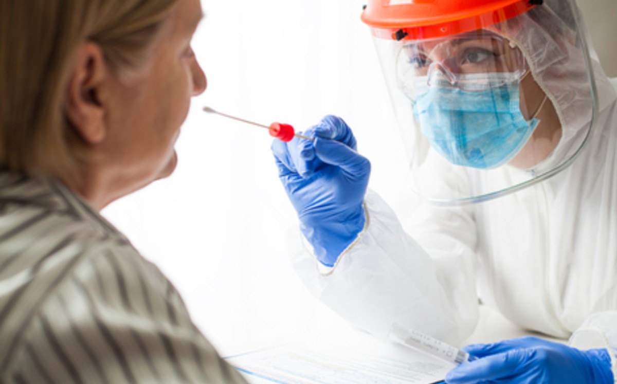 Mujer con coronavirus vive drama porque en pruebas covid-19 salía negativa. (shutterstock/Imagen ilustrativa)