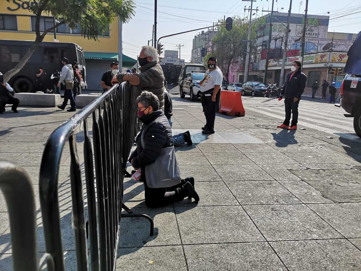 A pesar de las recomendaciones, algunos feligreses han asistido a las inmediaciones de la Basílica. (Jorge Becerril)