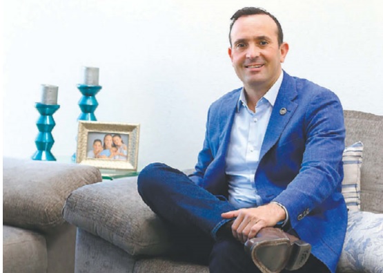 Debido a su carrera política reconoce que no pudo disfrutar a sus primeros hijos. Raúl Palacios