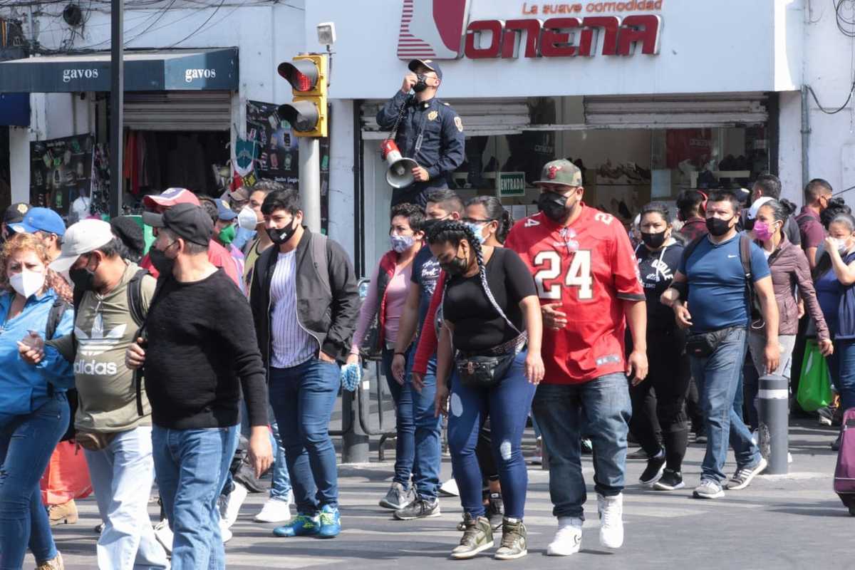 Con cubrebocas, transeúntes visitan calles del Centro Histórico este fin de semana / Jesús Quintanar