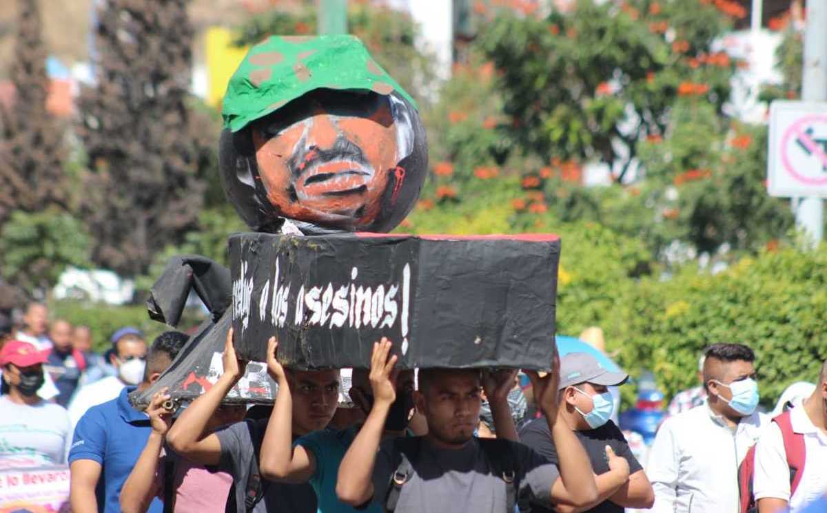 Normalistas y padres de los 43 marchan por asesinato de 2 estudiantes ...