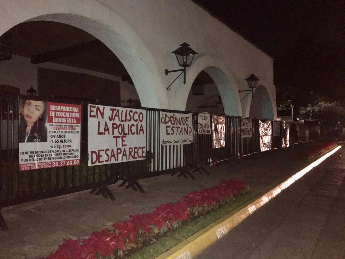 Protestan a las afueras de Casa Jalisco (Elsa Martha Gutiérrez)