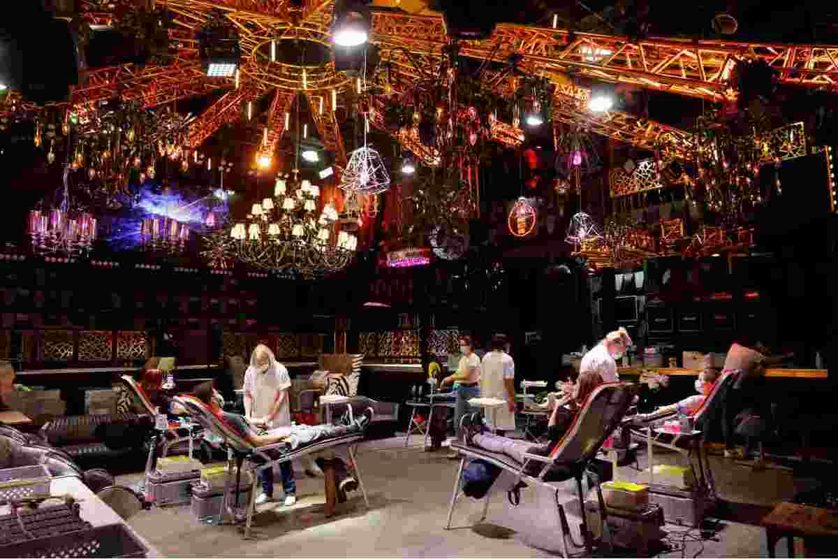 Club nocturno suizo cerrado por COVID-19 renace como centro de donación de sangre | Reuters