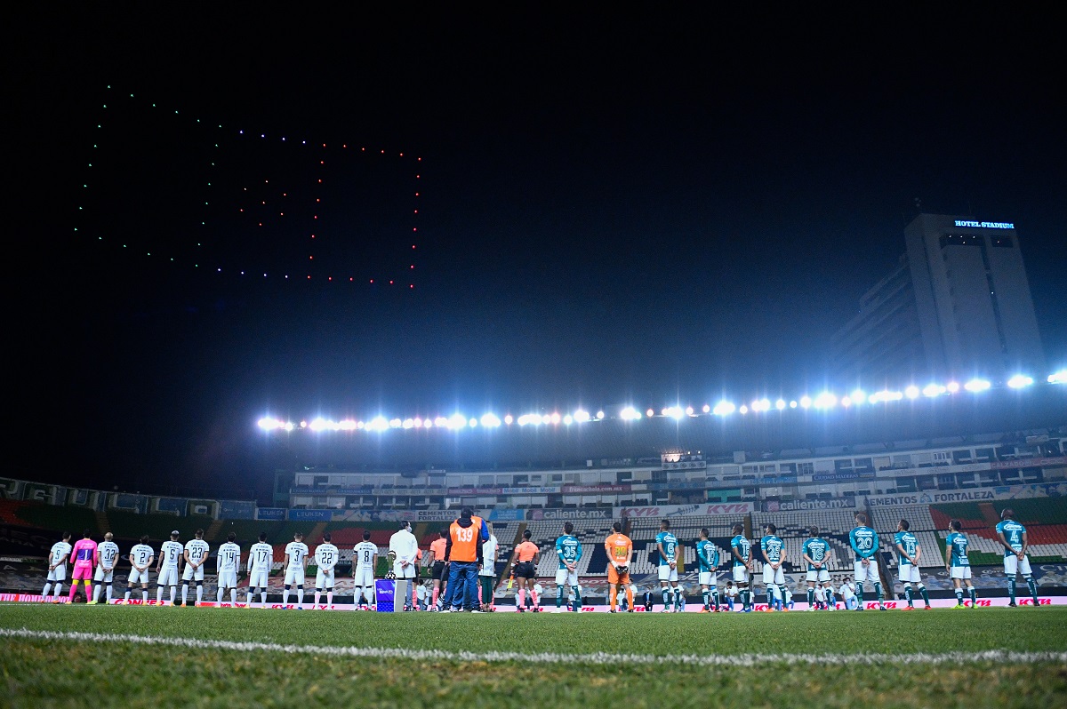 La emotiva ceremonia previo al arranque de la final entre León y Pumas (Imago7)