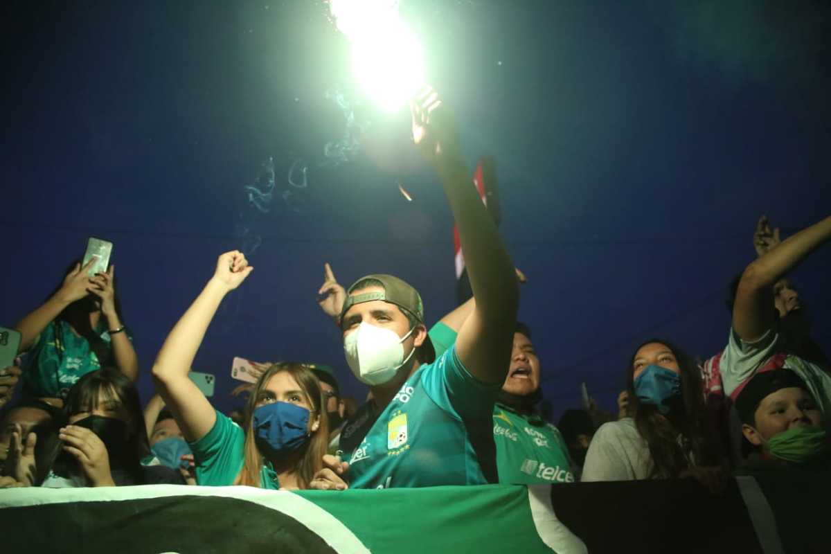 Con euforia aficionados apoyan en final a Club León afuera del Nou Camp. Foto: Dany Béjar.