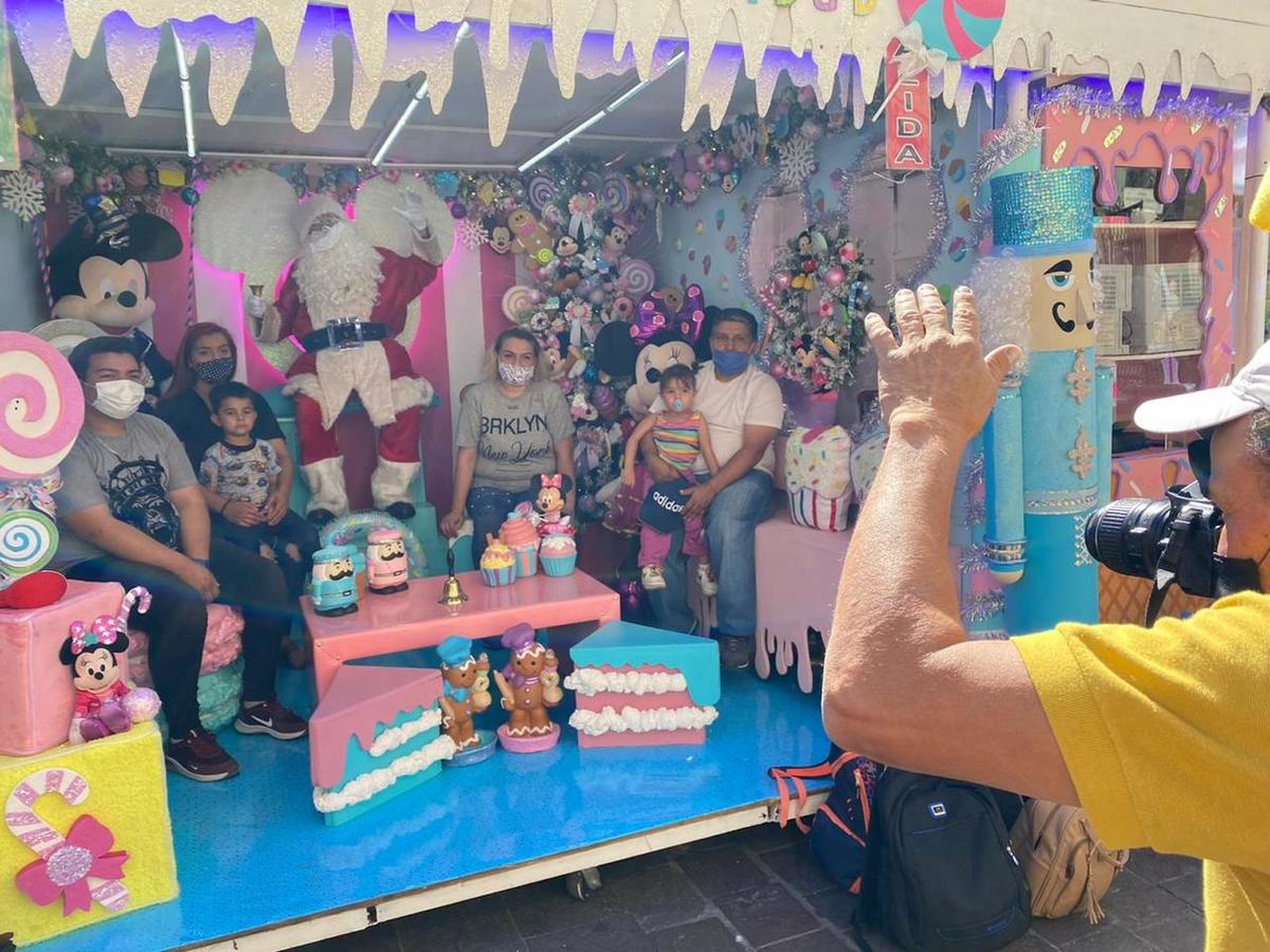 Familias se toman fotos con Santa Claus en el Centro Histórico de Guadalajara (Erick Breguer)
