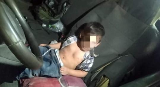 Hallan a un niño abandonado en Libramiento Noreste. Foto: Alan Elí Pérez.