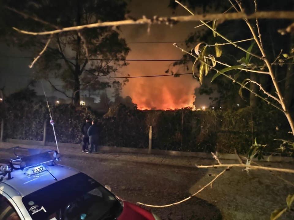 El incendio amenaza las instalaciones de una fábrica de productos de limpieza en Nogales, Veracruz. (Especial)