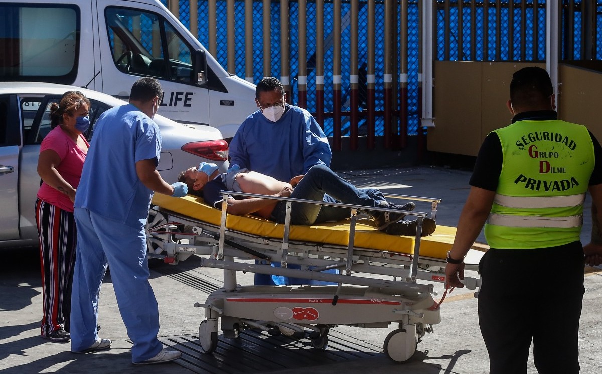 Un joven es recibido en el triage de Hospital General de México. (Araceli López)