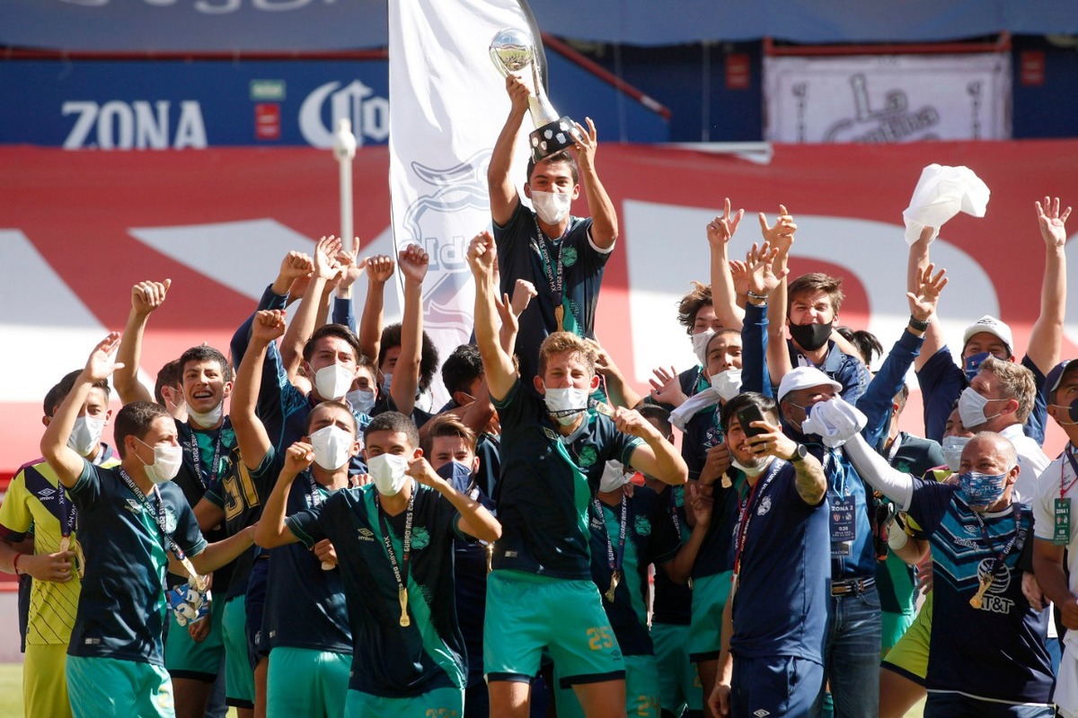 Jugadores de Puebla celebran su triunfo durante la ceremonia de premiación. (Agencia Enfoque)