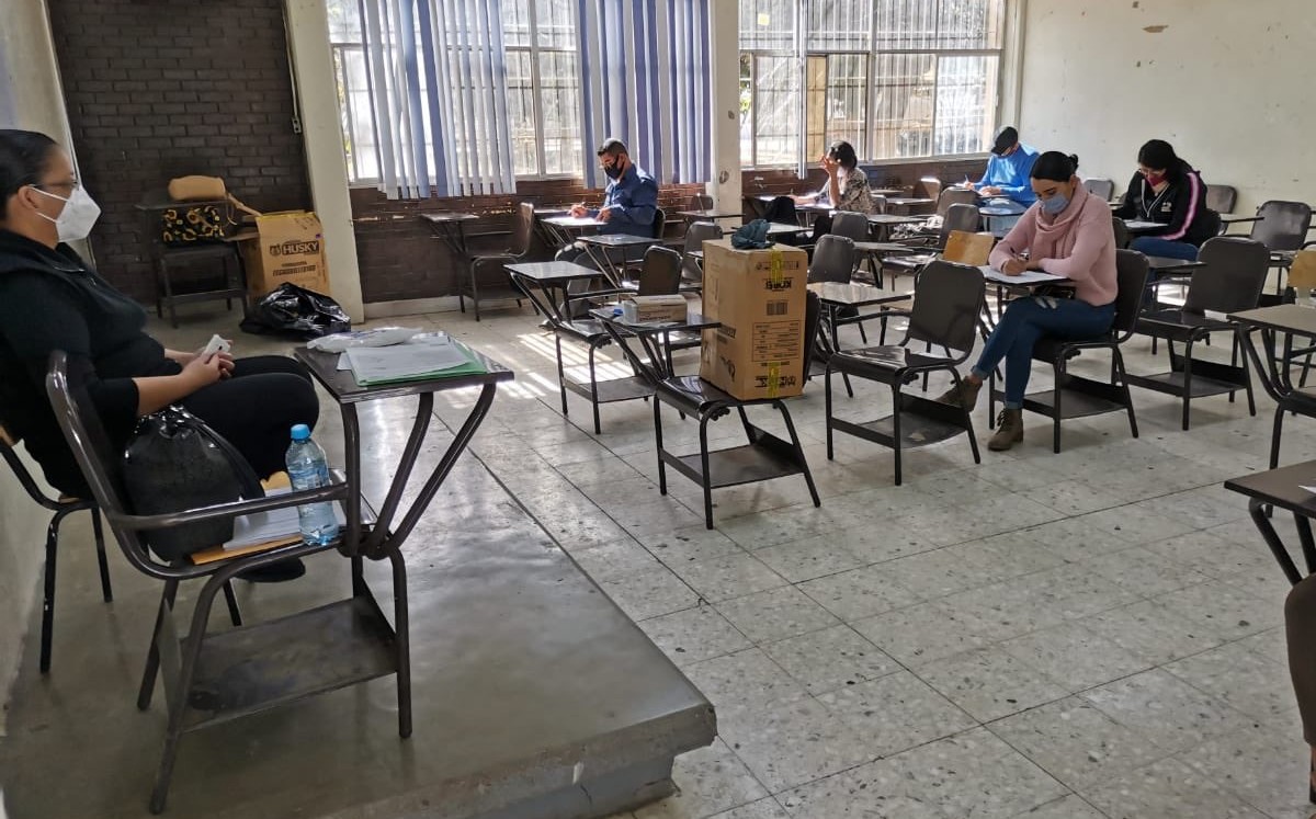 Bajo medidas sanitarias, el INE aplicó el examen para aspirantes a capacitadores electorales. (Twitter)