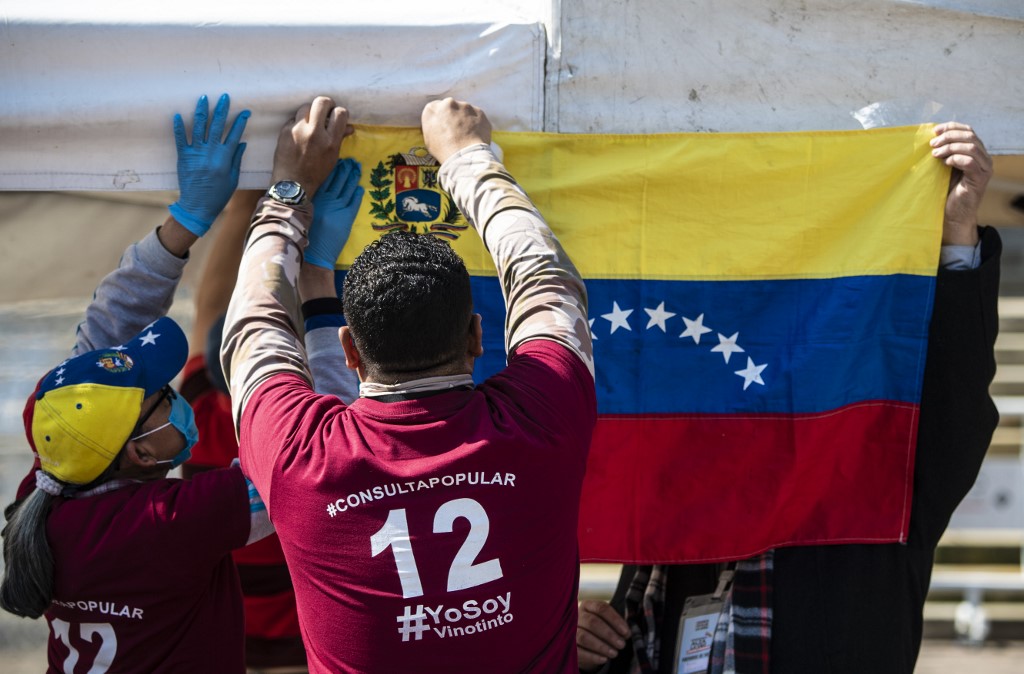Millones de venezolanos han buscado emigrar tras la crisis económica y política en el país. (AFP)