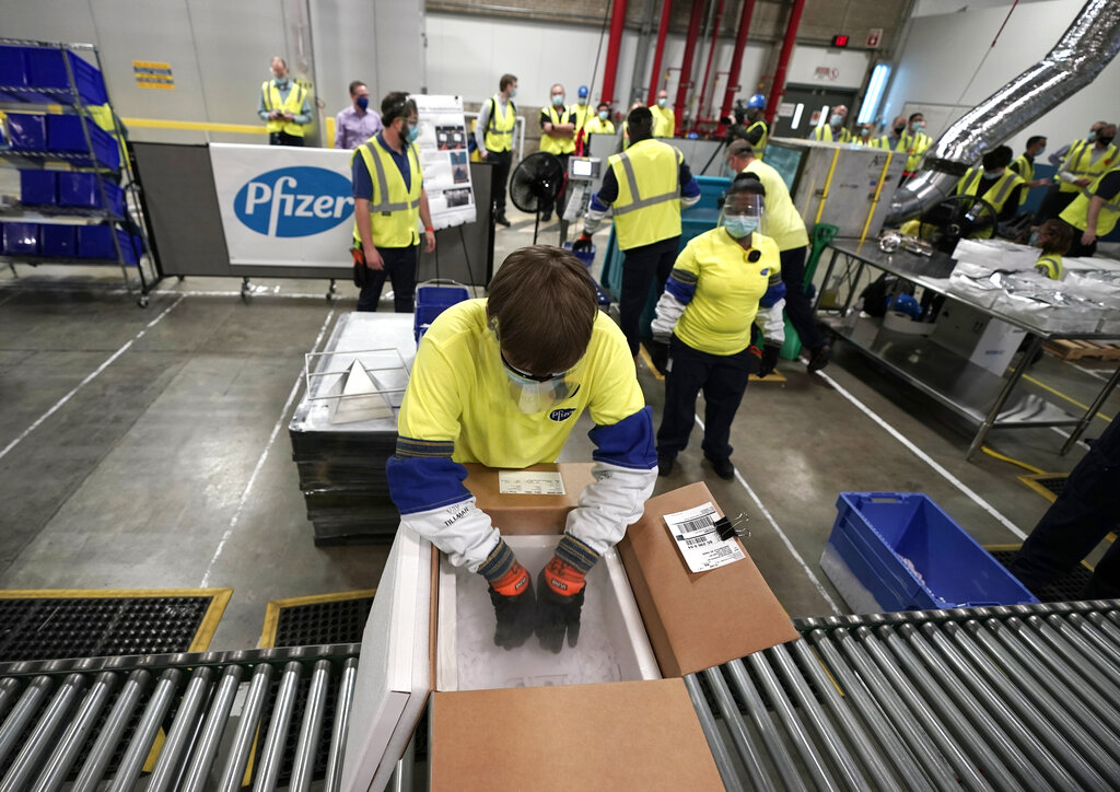 Pfizer empezó a mandar sus primeros pedidos de su vacuna contra el covid-19. (AP)