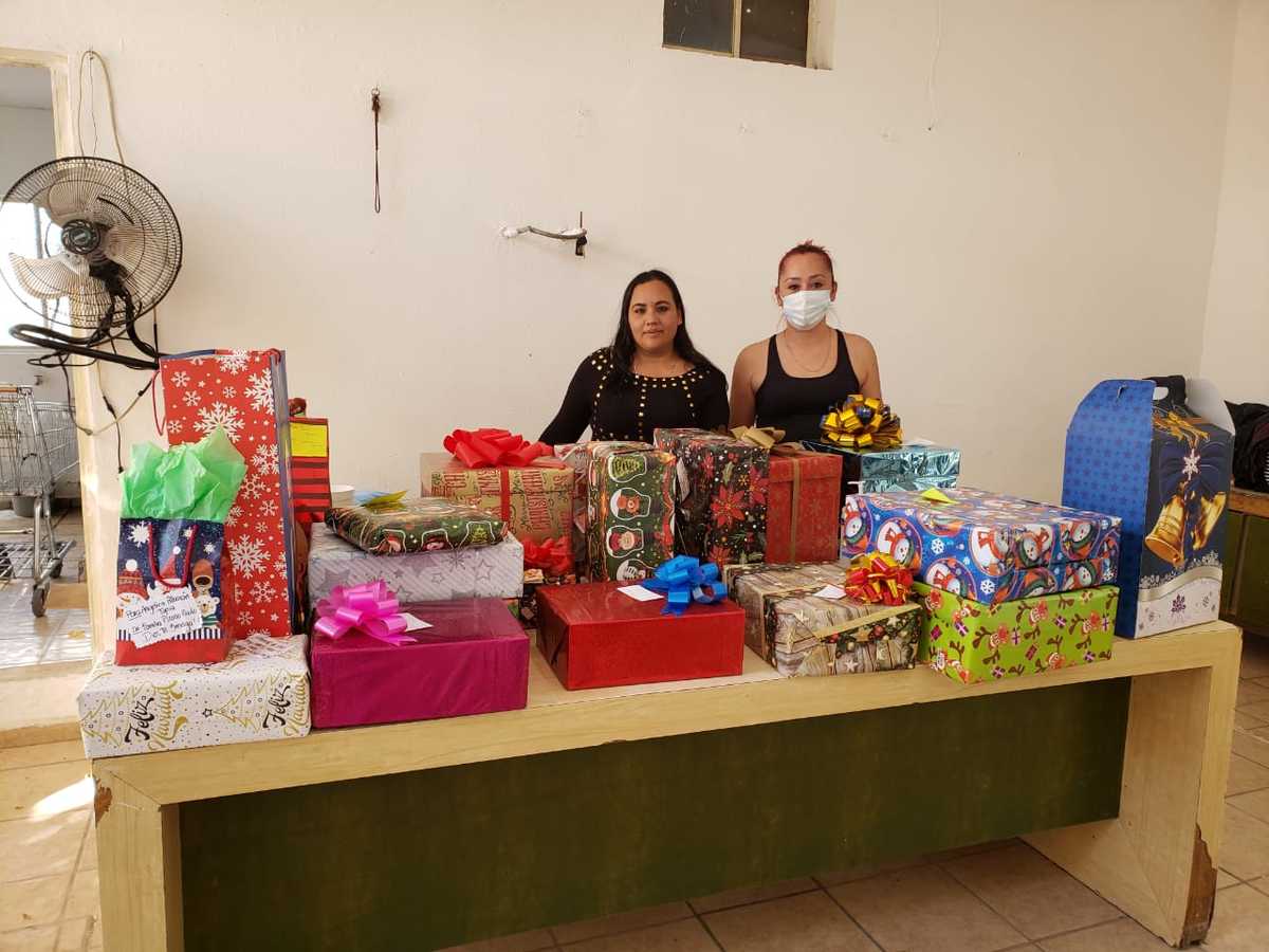 Con recursos propios los oficiales adquirieron algunos presentes que hicieron llegar a los abuelitos. (Especial)