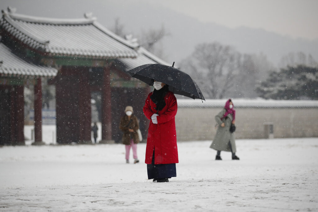 Seúl registró su primera nevada del año, previo al inicio del invierno, en medio del covid-19. (AP)