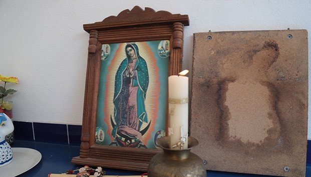 Victoria ha mantenido a su Virgen de madera que hace unos años se hizo presente en su hogar. (Especial)