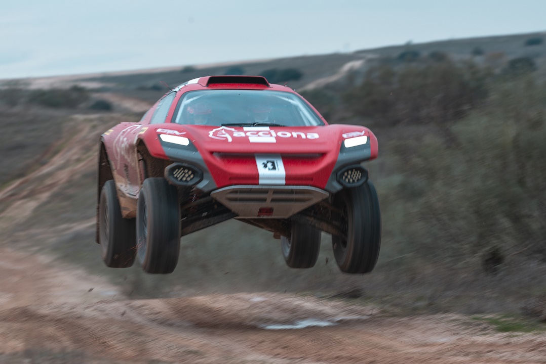 Acciona, Carlos Sainz y QEV Technologies forman equipo para competir en Extreme E, el nuevo campeonato sostenible off-road de vehículos todoterreno.