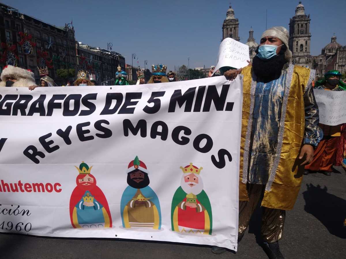Artistas Urbanos, vestidos de Santa Claus y Reyes Magos protestan en el Zócalo