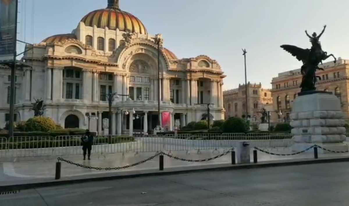 En Bellas Artes y Alameda Central instalan vallas para evitar concentración de personas