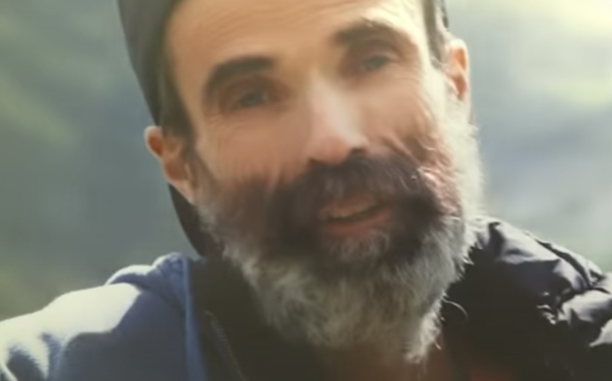 El cantante aparece junto a su perro Fideos. (Captura)
