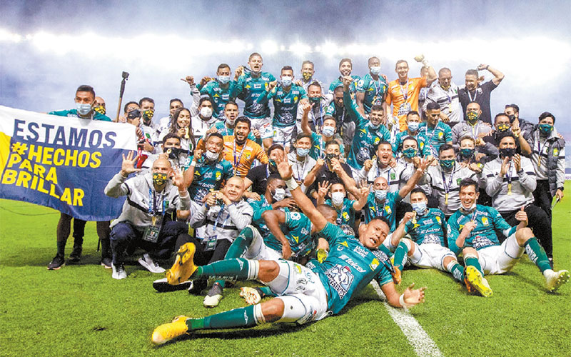 El festejo de León, luego de ganar el título. (MEXSPORT)