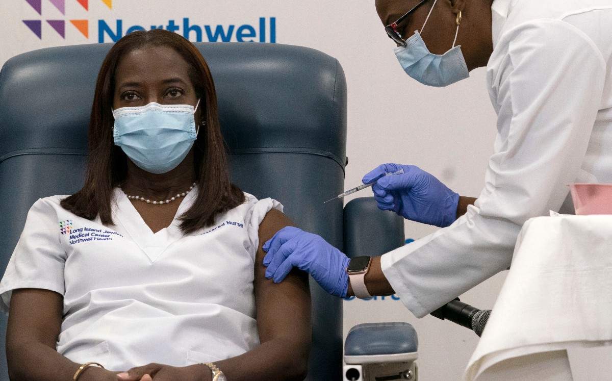 Ella es la enfermera  Sandra Lindsay, la primera en recibir vacuna Pfizer contra el covid-19 en EU. (AP)