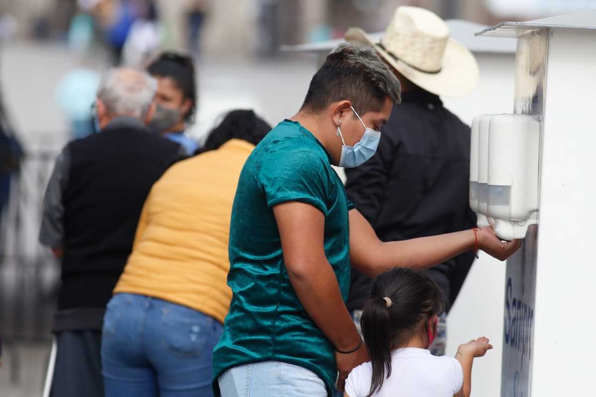Las entradas principales cuentan con un filtro sanitario y dispensadores de gel antibacterial. | Araceli López