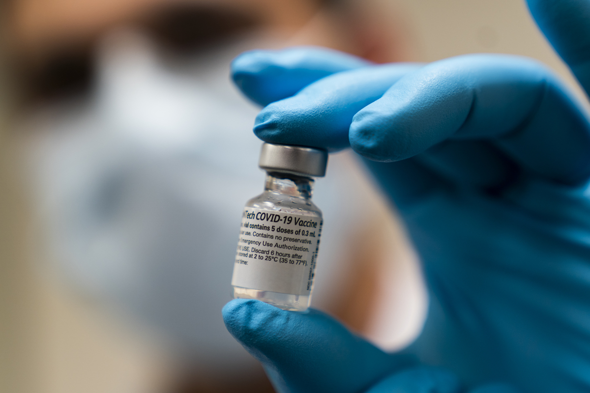 Este lunes, California comenzó la vacunación entre el personal de salud. Foto: GettyImages/Manuel Balce Ceneta