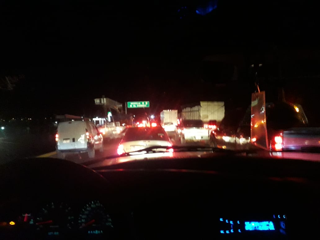 Normalistas bloquean carretera Morelia-Pátzcuaro. (Especial)