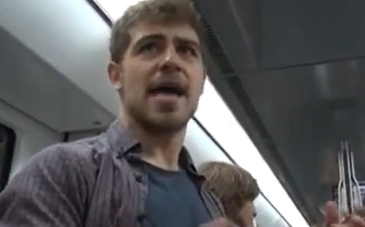 Reviven video de cómo un joven consiguió empleo tras cantar su CV en el Metro. (Captura)
