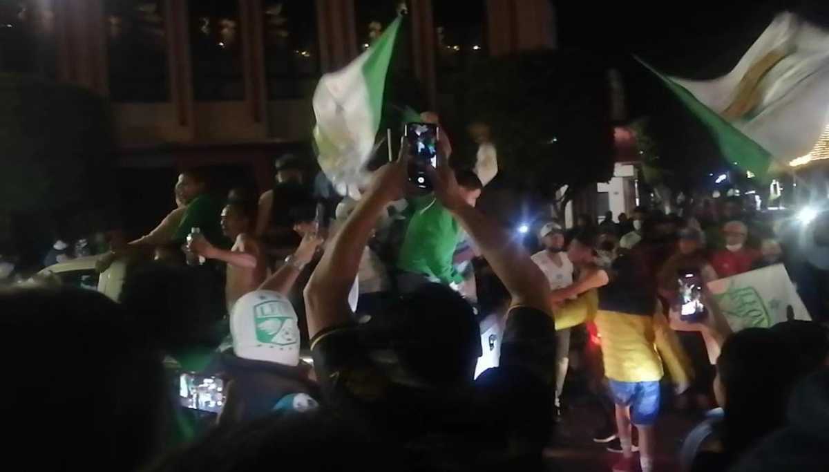 Tras triunfo de Club León aficionados abarrotan arco de la Calzada
