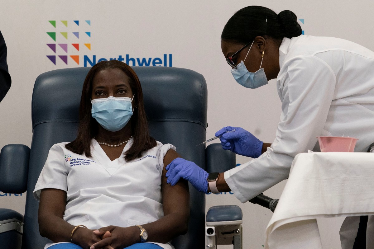 La vacuna contra el coronavirus fue administrada a una enfermera den Nueva York. | Reuters