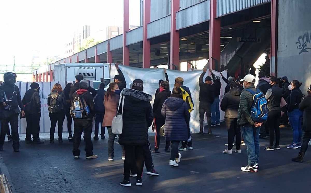 En CdMx, comerciantes protestan por supuestos engaños de financiera y Gobierno de NL dialogan para llegar a acuerdo sobre pago de aguinaldo