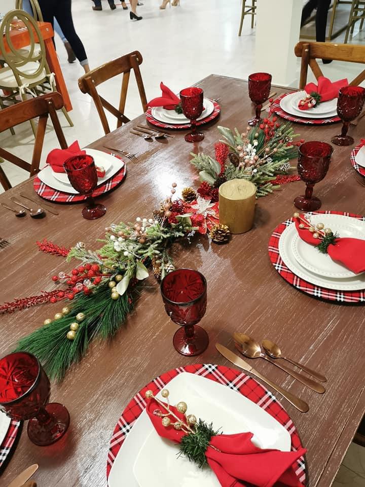 Clientes solicitan montaje y mantelería especial para reuniones en fin de año tras limitaciones en salones de eventos