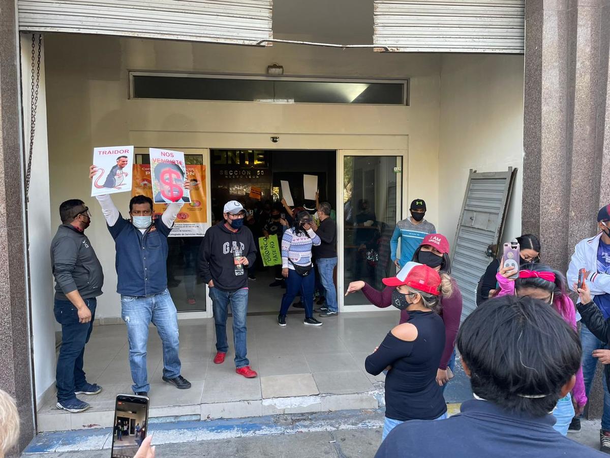 Protestan maestros en sede de la sección 50 del SNTE en Nuevo León ...