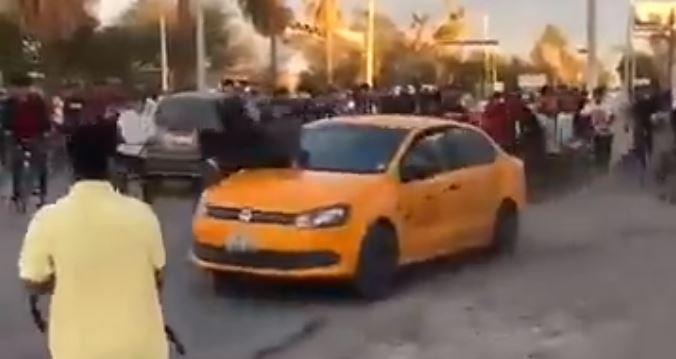 En las imágenes se puede observar como el taxista continúa avanzando sin importarle el joven. (Especial)